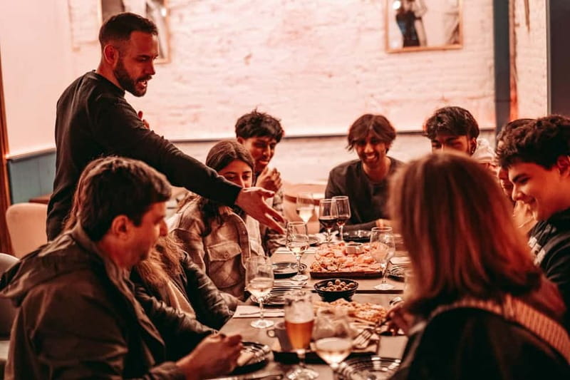 Barcelona: Tipsy Tapas & History Tour in the Gothic Quarter - What the three-hour evening is really like