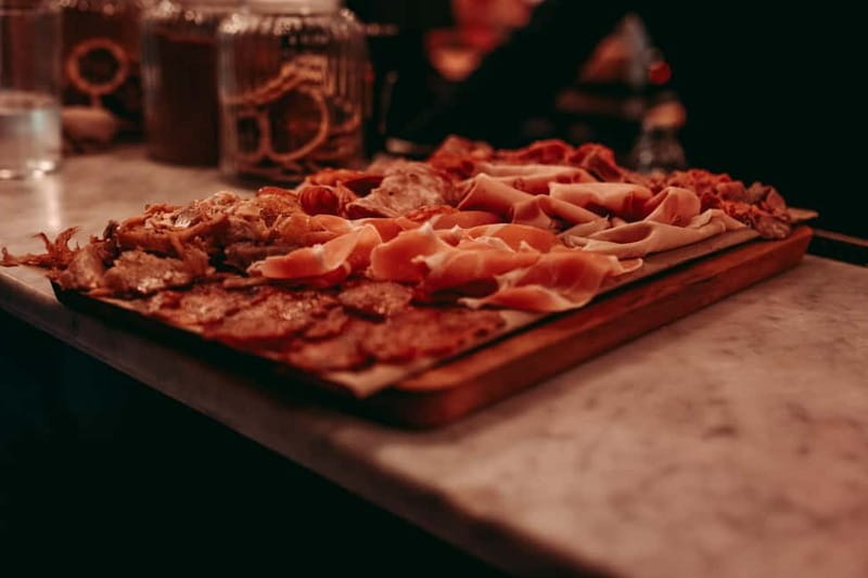 Barcelona: Tipsy Tapas & History Tour in the Gothic Quarter - Who should book this experience