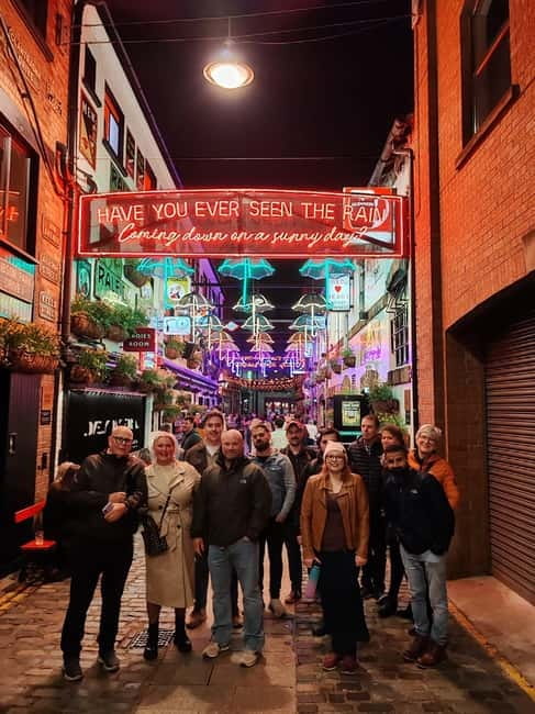 Belfast: Pub Crawl and Bar Walking Tour with Two Drinks - Guides who keep a lively group together