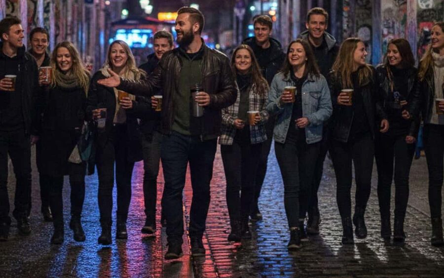 Berlin: Alternative Pub Crawl, Bars, Beats & Insider Stories - How the group experience affects the night