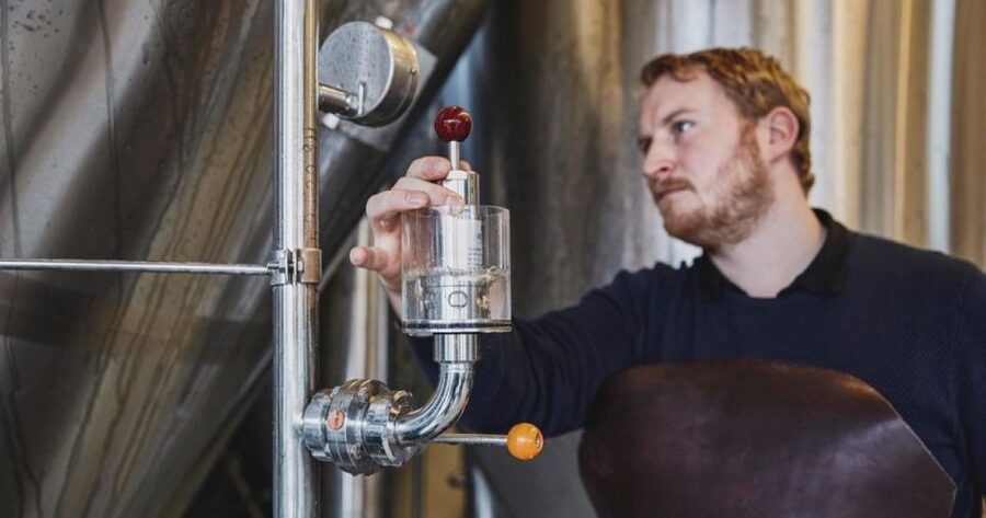 Berlin: BRLO BRWHOUSE Tour and Craft Beer Tasting - The first 45 minutes: beer, brewing, and Berlin