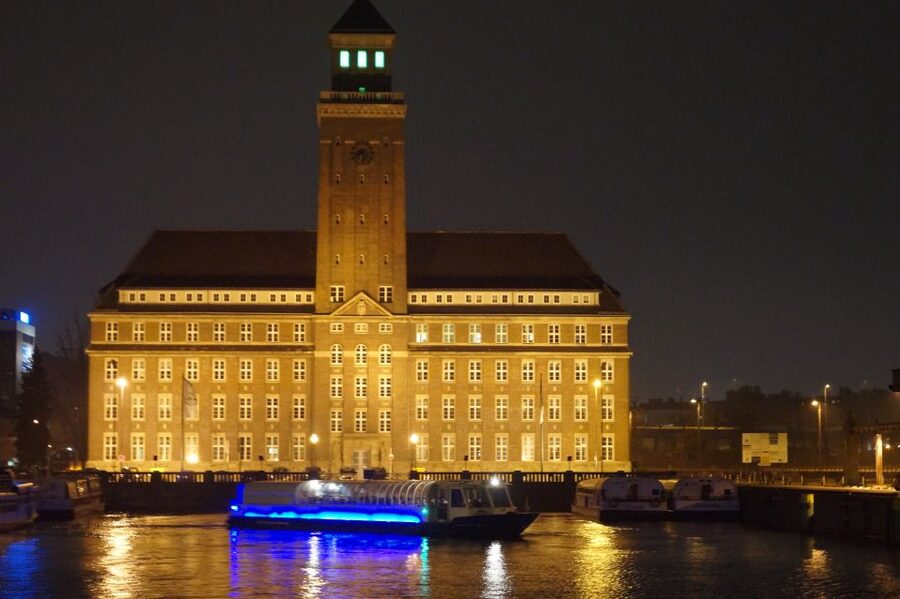 Berlin: Dinner Cruise on the Spree with Prosecco - Four courses and unlimited drinks