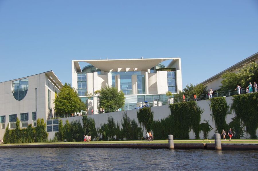 Berlin: Dinner Cruise on the Spree with Prosecco - A welcome drink sets the evening off