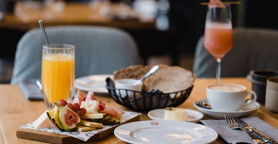 Berlin: Fine Dining Breakfast with Champagne in Schoneberg - What the food style means for you