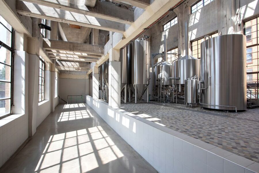Berlin: Vagabund Brauerei Beer Tasting & Guided Brewery Tour - On the brewing floor beside 4,500-liter tanks