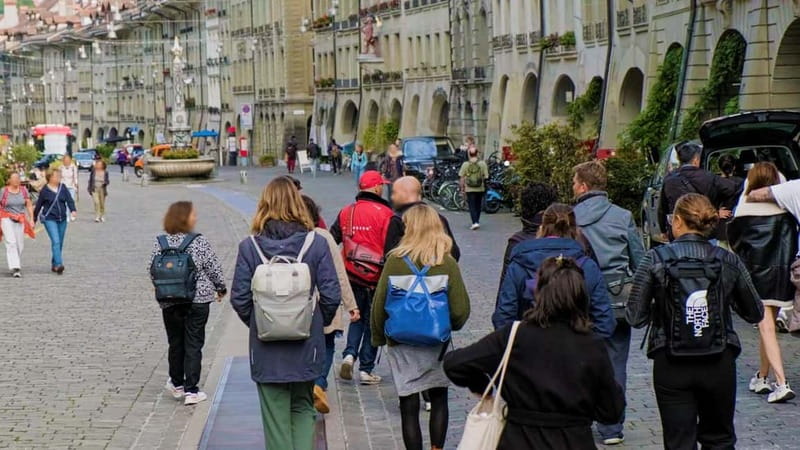 Bern: Chocolate Tasting Tour - Crossing Nydeggbrücke to Bear Park