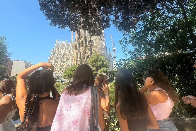 Best of Barcelona: Sagrada Família, Gaudí & Candy Tasting Tour! - La Mansana de la Discordia and Barcelona’s Modernisme