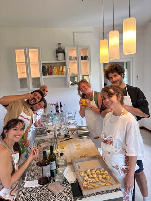 Bologna: 3 Pastas, Tiramisu and Unlimited Wine Tasting - Pizza, the first glass, and a quick start