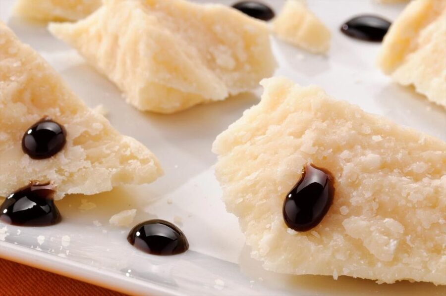 Bologna: Self-Guided Food Tasting Tour with Vouchers - The first handoff and getting your bearings