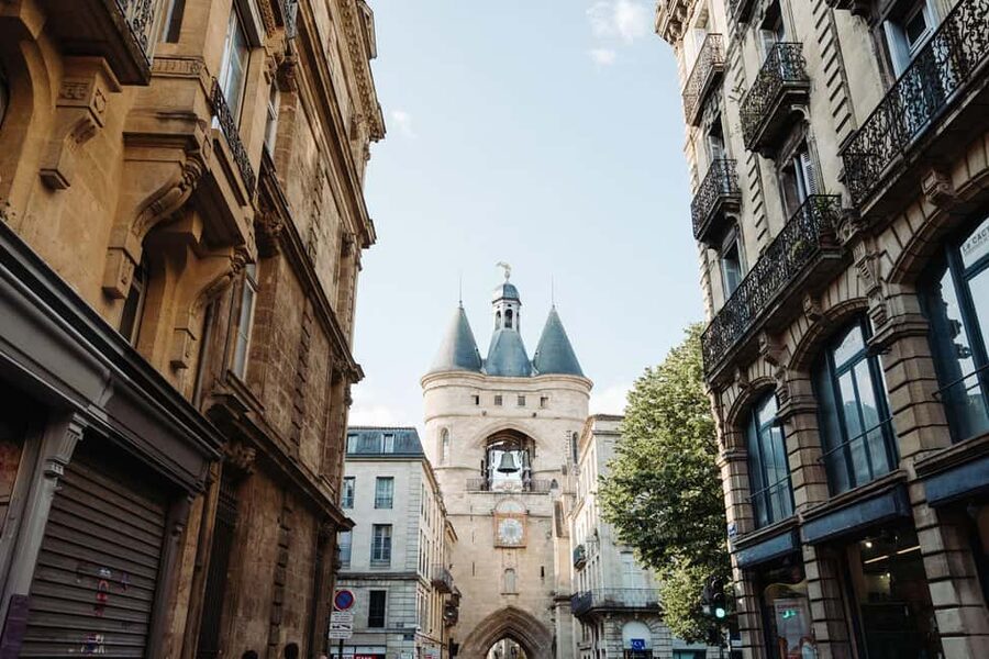 Bordeaux: Guided Food and Wine Tour with Tastings - The final wine tasting with two local hosts