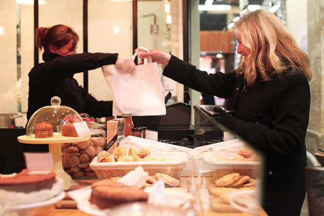Bordeaux Old Town & Market Local Food with Wine Tastings Tour - Does the small group improve the experience?