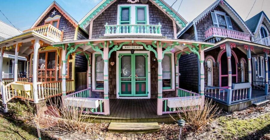 Boston: Martha's Vineyard Day Trip with Optional Island Tour - Oak Bluffs and the gingerbread cottages