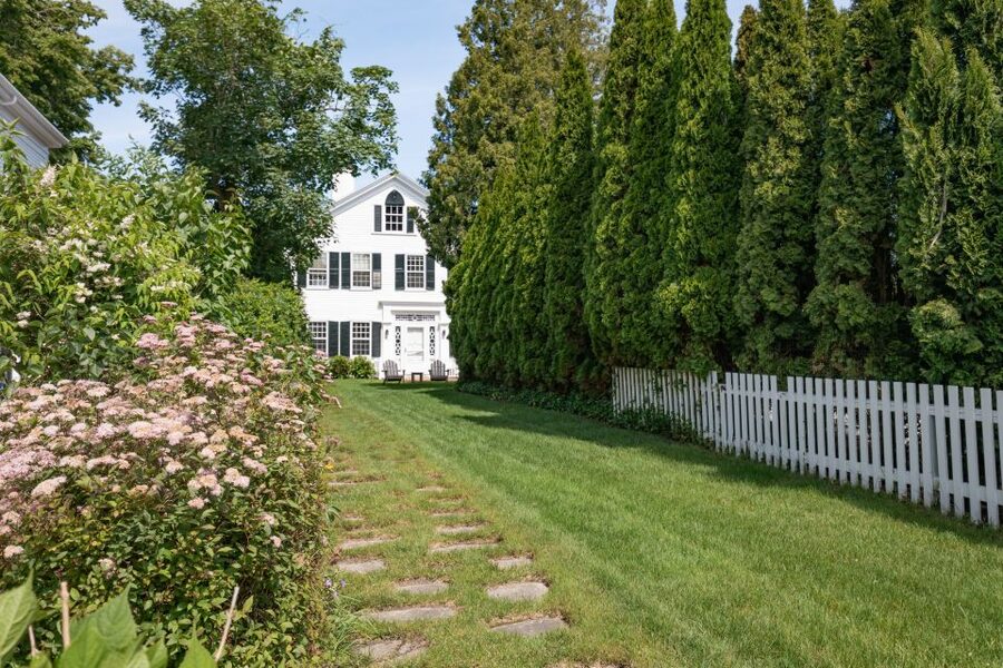 Boston: Martha's Vineyard Day Trip with Optional Island Tour - Edgartown, pretty streets and a short stop