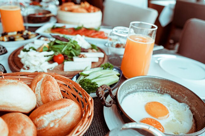 Bottomless Brunch and Cruise with Prosecco in Budapest - A midday start at Akadémia 2 ponton