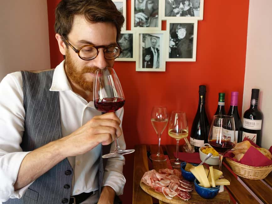 Boutique Wine Tasting in Turin City Center - How the one-hour tasting unfolds