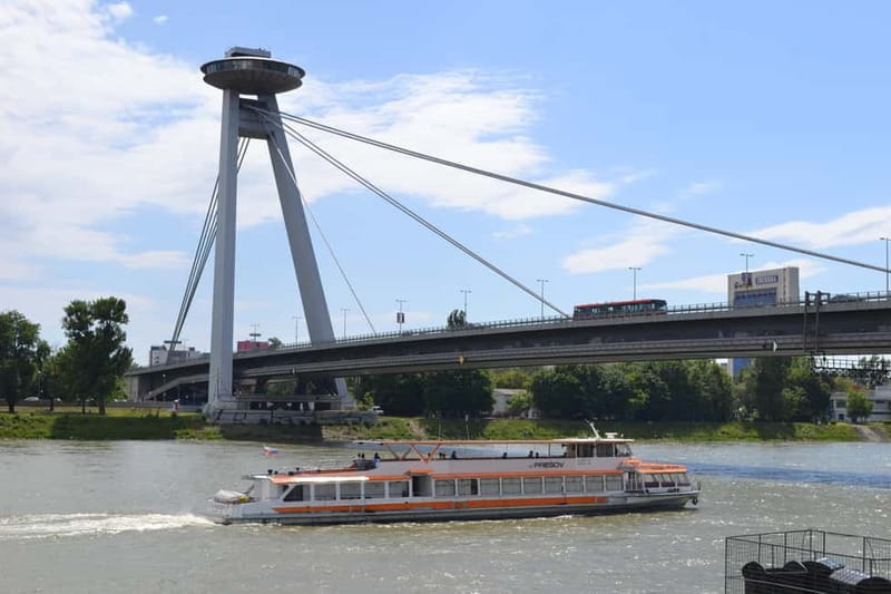 Bratislava: Panorama Cruise with Unlimited Prosecco - A short cruise with a clear purpose
