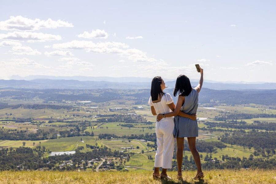 Brisbane: Tamborine Mountain Local Winery Tour with Lunch - Gallery Walk is pleasant, but time can be tight