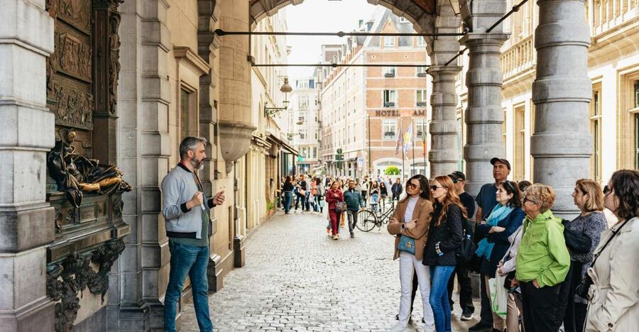 Brussels: City Highlights Walking and Tasting Tour - The Royal Saint-Hubert Galleries and a taste of chocolate
