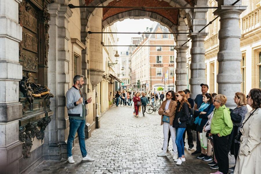 Brussels: City Highlights Walking and Tasting Tour - Grand Place in a 45-minute centerpiece