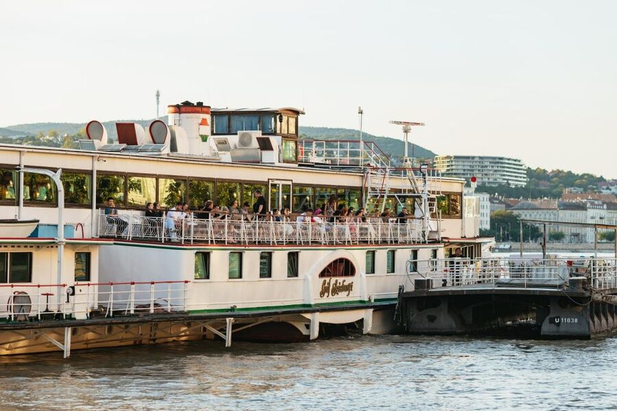 Budapest: Danube River Cruise with Dinner and Prosecco - Why Budapest looks best from the Danube at night
