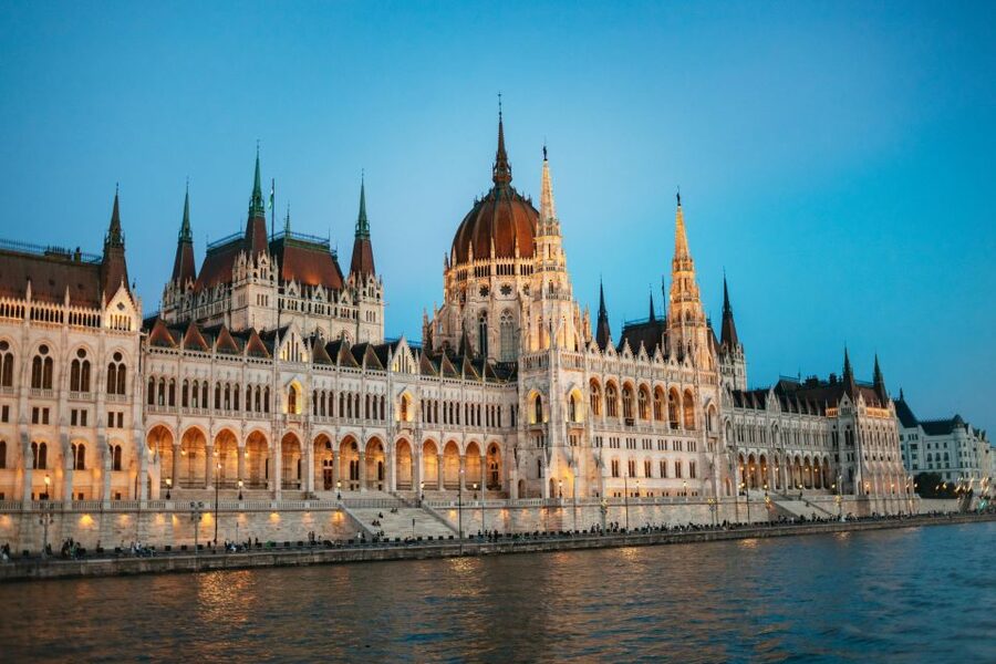 Budapest: Danube River Cruise with Dinner and Prosecco - Parliament Building and the northern riverfront