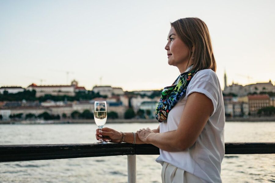 Budapest: Danube River Cruise with Dinner and Prosecco - Hungarian musicians and traditional dancing