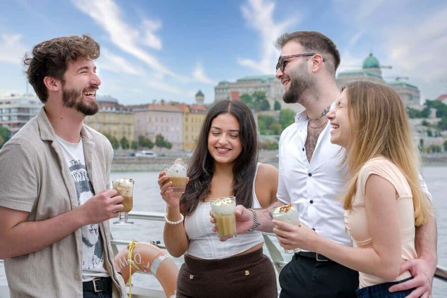 Budapest: Downtown Budapest Unlimited Booze Cruise - Buda Castle, Chain Bridge, and the central riverfront