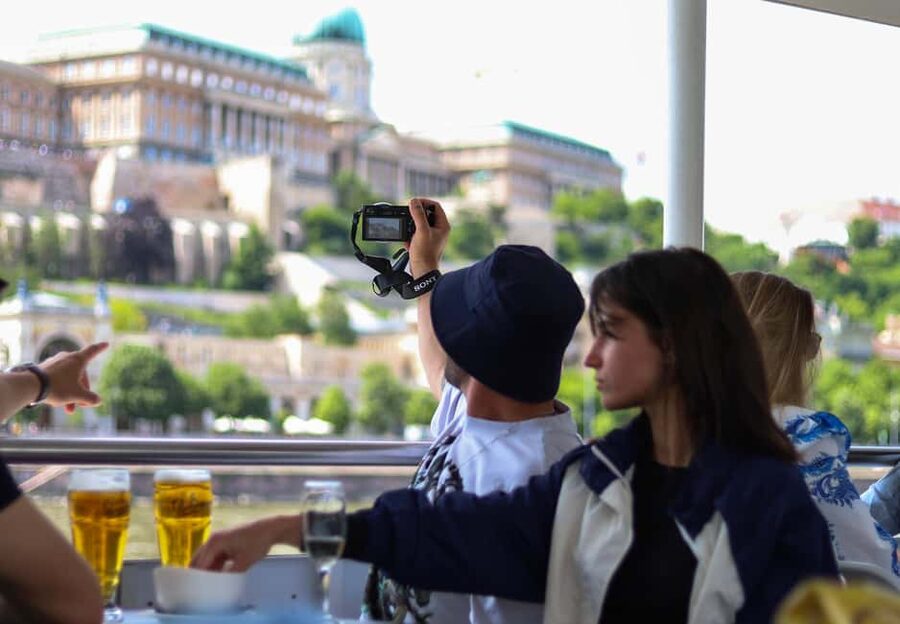 Budapest: Happy Hour Sightseeing Cruise - Chain Bridge and the classic Budapest view