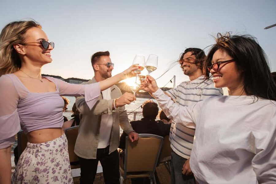 Budapest: Lotus Cruise with Unlimited Aperol and Prosecco - The 75-Minute River Route