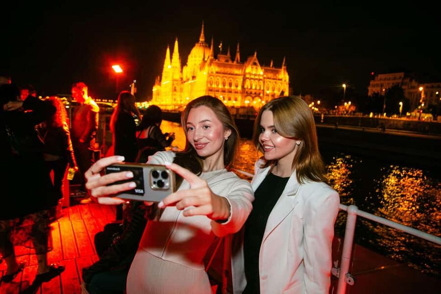 Budapest: Sightseeing River Cruise with Unlimited Cocktails - Key points before you book
