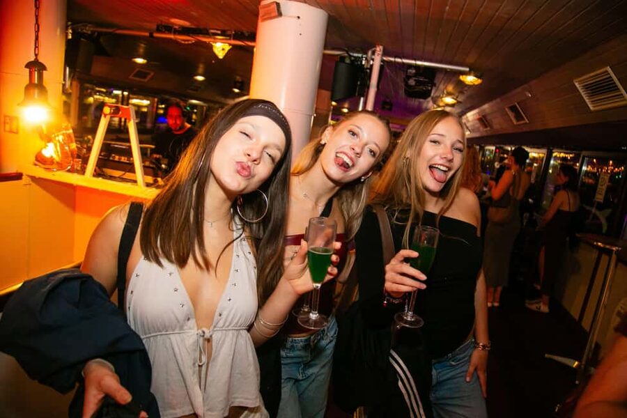 Budapest: Sightseeing River Cruise with Unlimited Cocktails - Picking the right seat on MS Stadt Wien