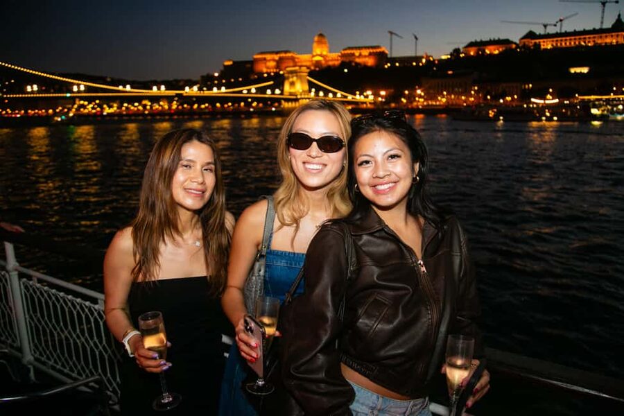 Budapest: Sightseeing River Cruise with Unlimited Cocktails - Parliament to Margaret Island