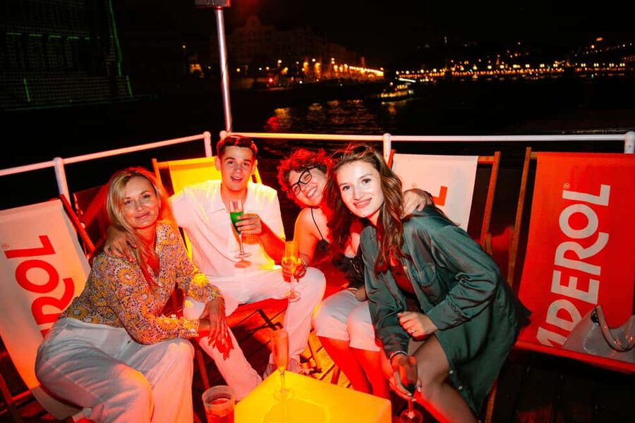 Budapest: Sightseeing River Cruise with Unlimited Cocktails - Boarding at Akadémia Dock 2