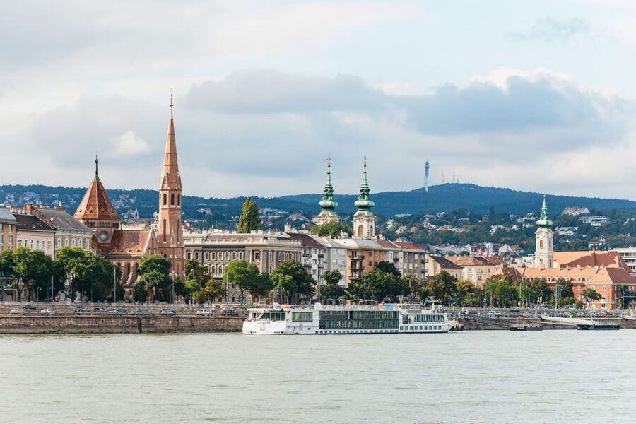 Budapest: Sunset Cocktail Cruise - Who will enjoy the Silverline cocktail cruise