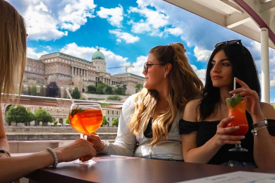 Budapest: Sunset Cocktail Cruise - A sunset start beside Elizabeth Bridge