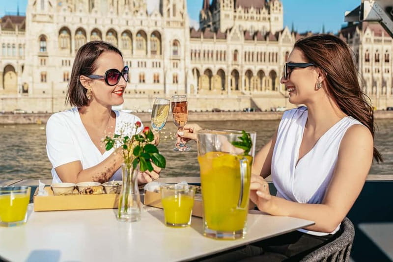 Budapest: Unlimited Prosecco, Beer and Aperol Spritz Cruise - What this Budapest cruise is really like