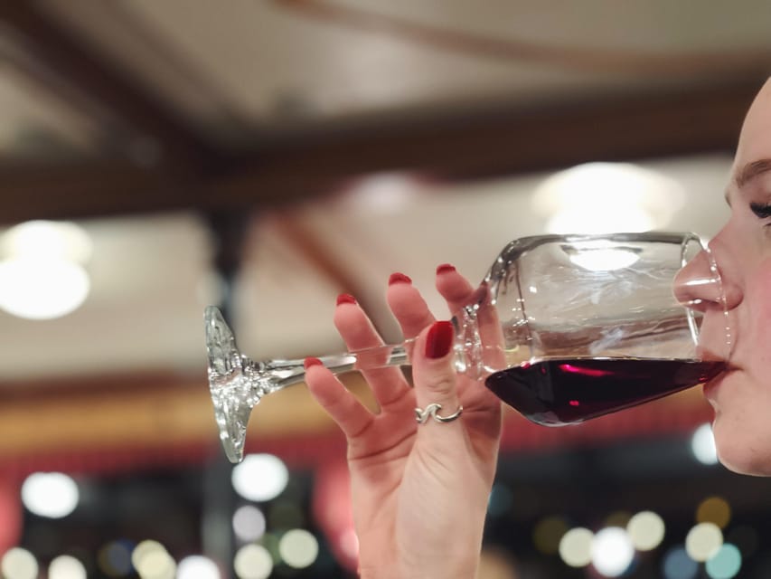 Budapest: Wine & Dine Cruise on the Danube - Music that changes the mood