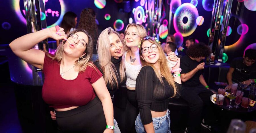 Camden Pub Crawl & Bar Tour London - Four welcome shots and drink deals