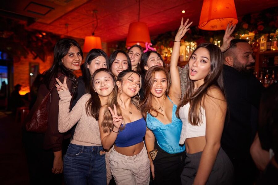 Camden Pub Crawl & Bar Tour London - Weekend Camden: a bigger party and a late club finish