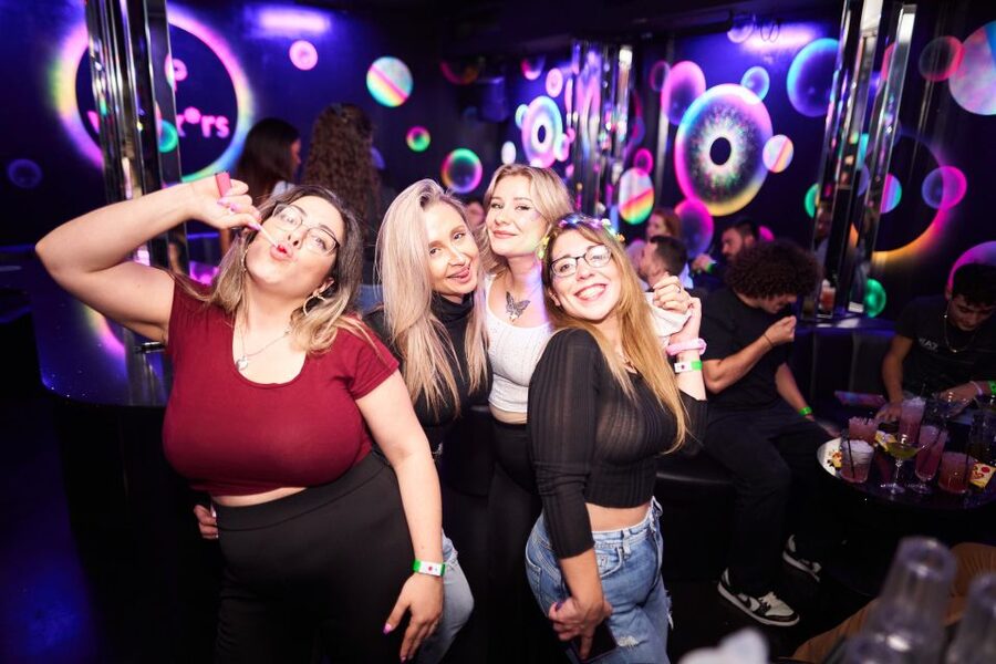 Camden Pub Crawl & Bar Tour London - Who should book this Camden crawl?
