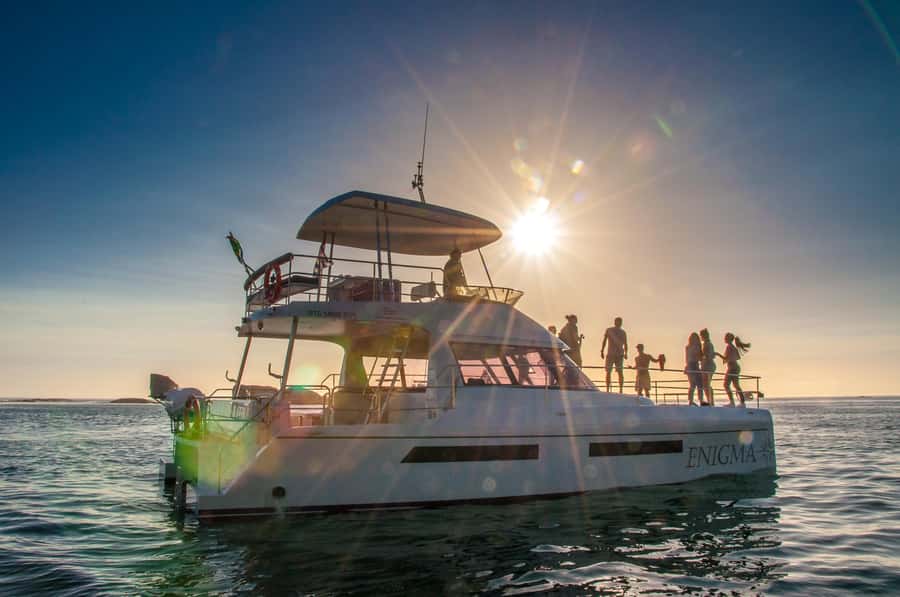 Cape Town: Sunset Champagne Cruise and 3-Course Dinner - Sailing across Table Bay at sunset