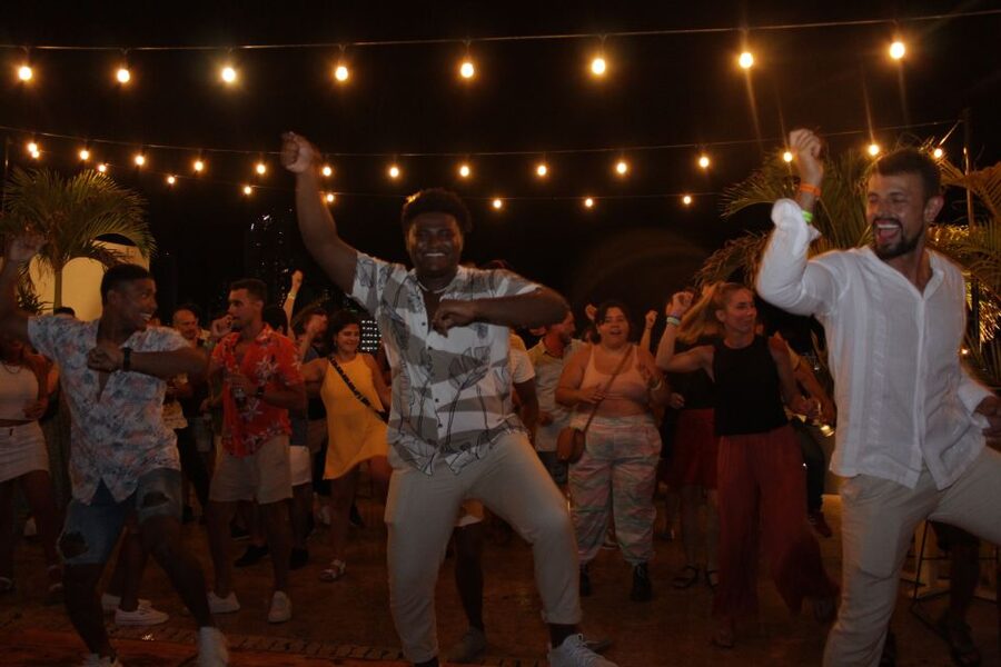 Cartagena: Pub Crawl with Dancing Lessons and Free Shots - Friday route: two groups become one