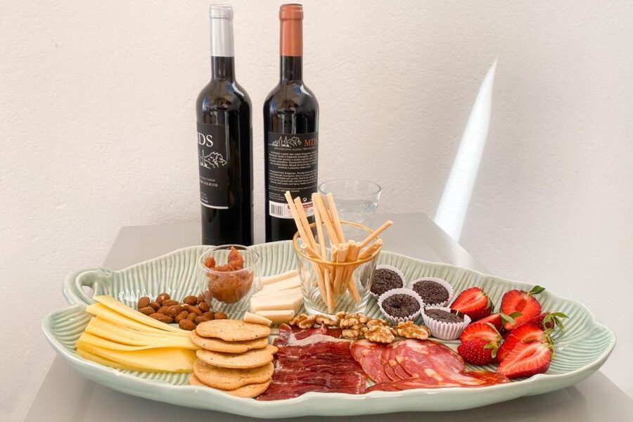 Carvoeiro/Portimão/Alvor: Wine Tour w/ Tasting, Tapas, Music - Four wines and four fresh pairings
