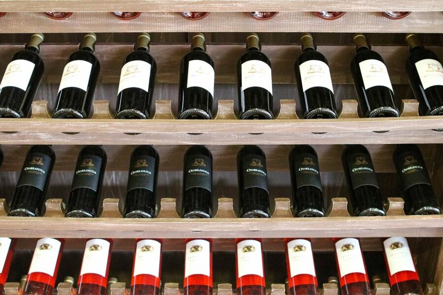Carvoeiro/Portimão/Alvor: Wine Tour w/ Tasting, Tapas, Music - Portuguese music at the table