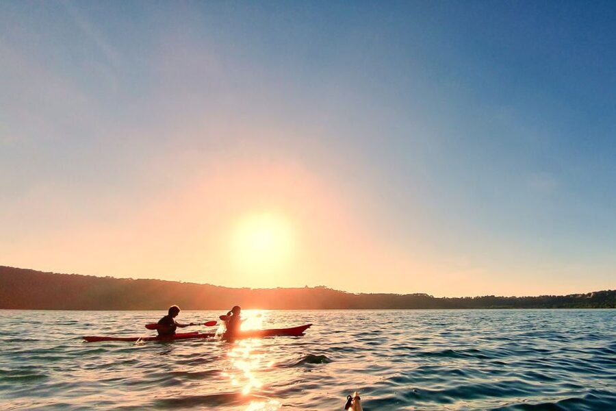 Castel Gandolfo: Kayak Food and Wine Tour - A silent stretch and the kayak-only beach