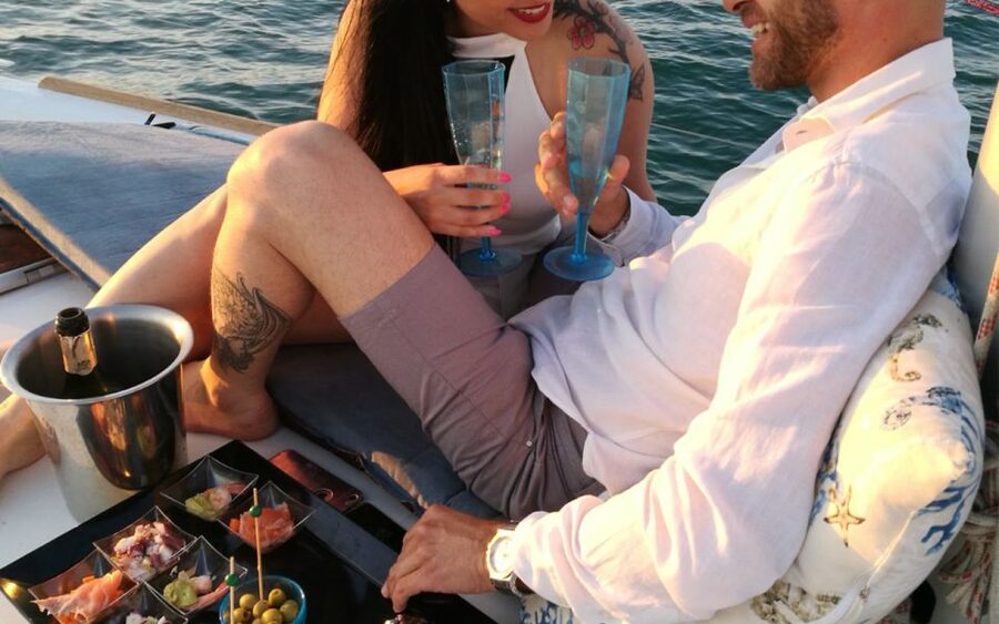Catania: Guided Sunset Sailing Trip with Aperitif & Prosecco - What the Crew Adds to the Evening