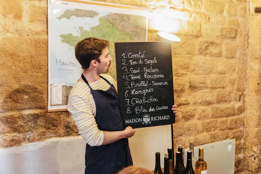 Cheese & Wine Tasting in Montmartre with Local Cheesemonger - Practical tips for a better afternoon