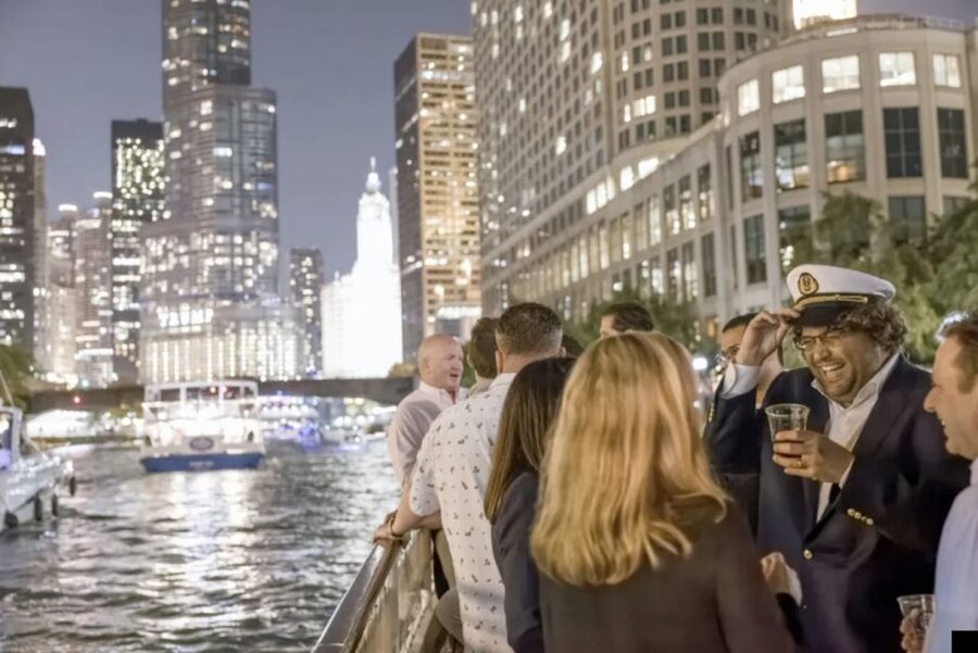 Chicago River: Guided Sunset Cocktail & Architecture Tour - Boarding and finding the right pier