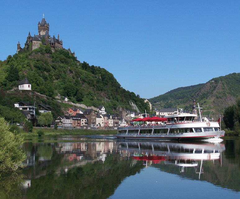 Cochem, Moselle: Castle, boat and wine tour - Four wines, one tray, and a bottle to carry home