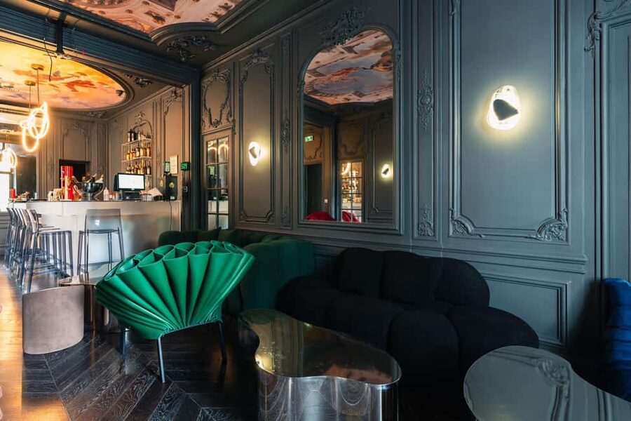 Cocktails lessons in Speakeasy - The staff and language choice